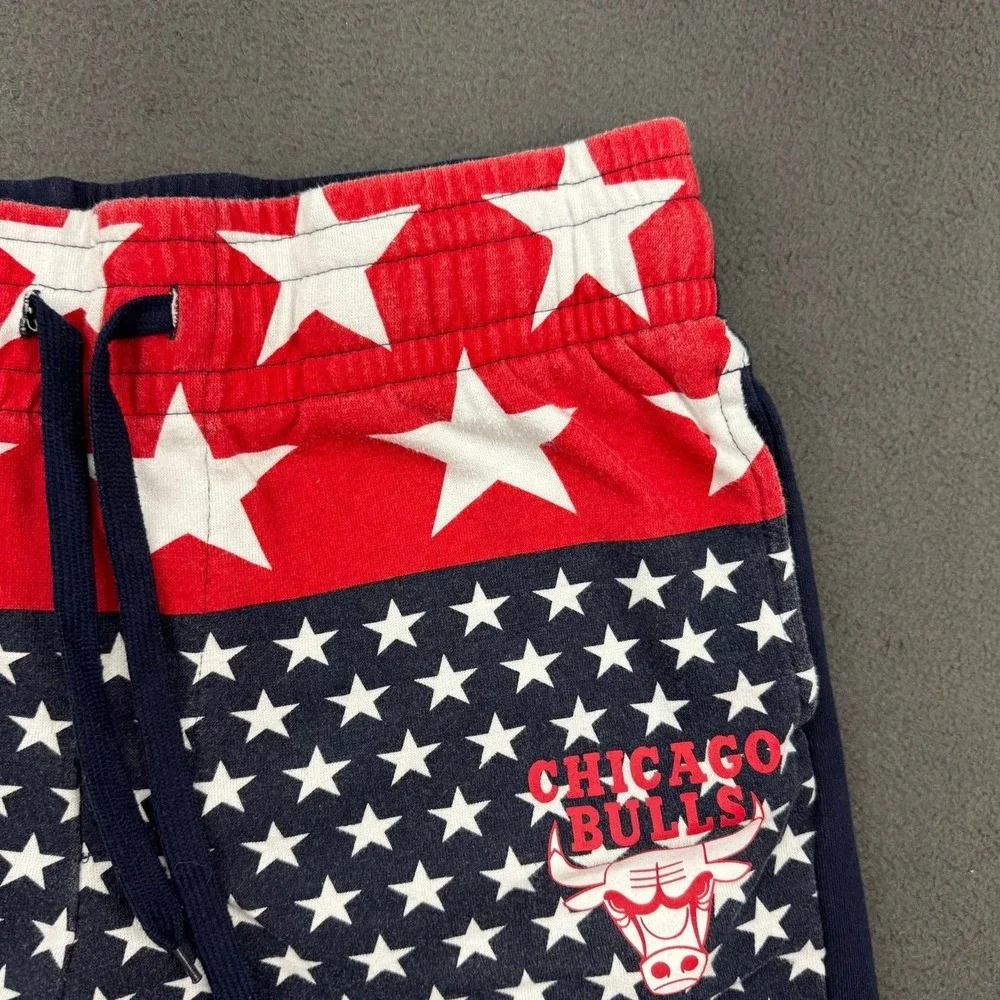 VTG NBA Chicago Bulls Men's L Basketball Stars Stripes Knit Shorts Bulls Logo